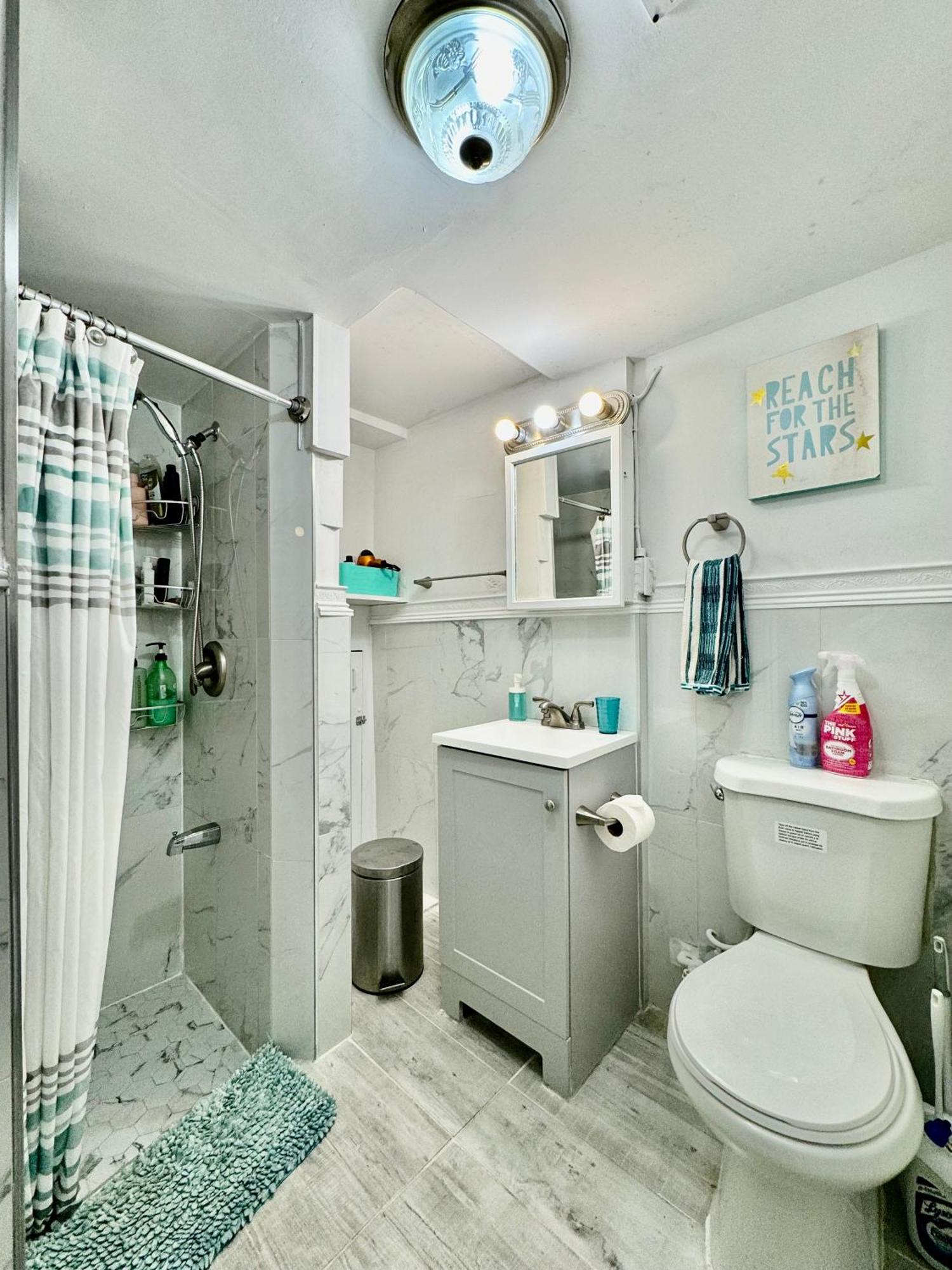 Tiny Private At The Upper Level Of A Big House With Shared Bathroom Homestay Seattle