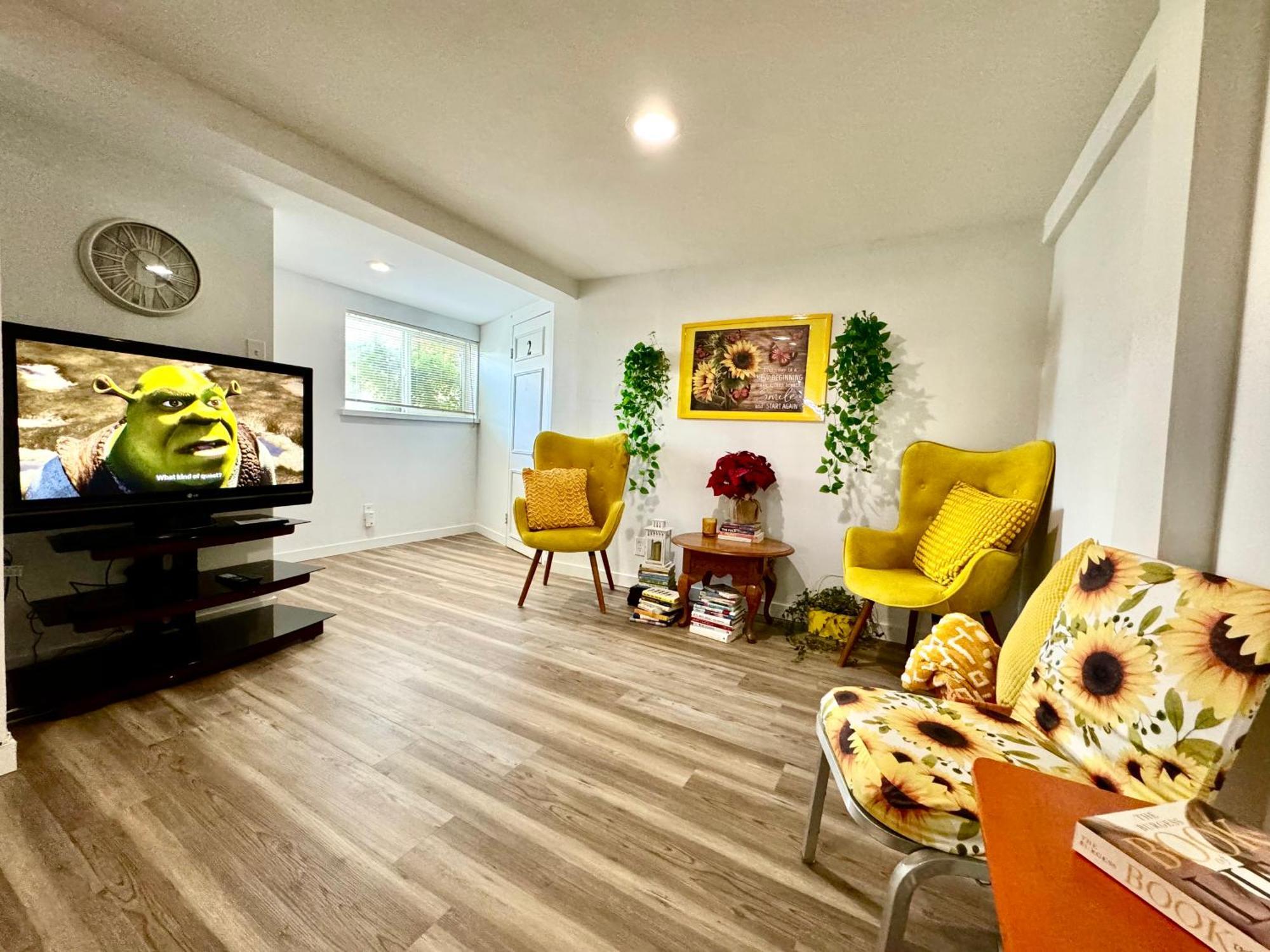 Tiny Private At The Upper Level Of A Big House With Shared Bathroom *