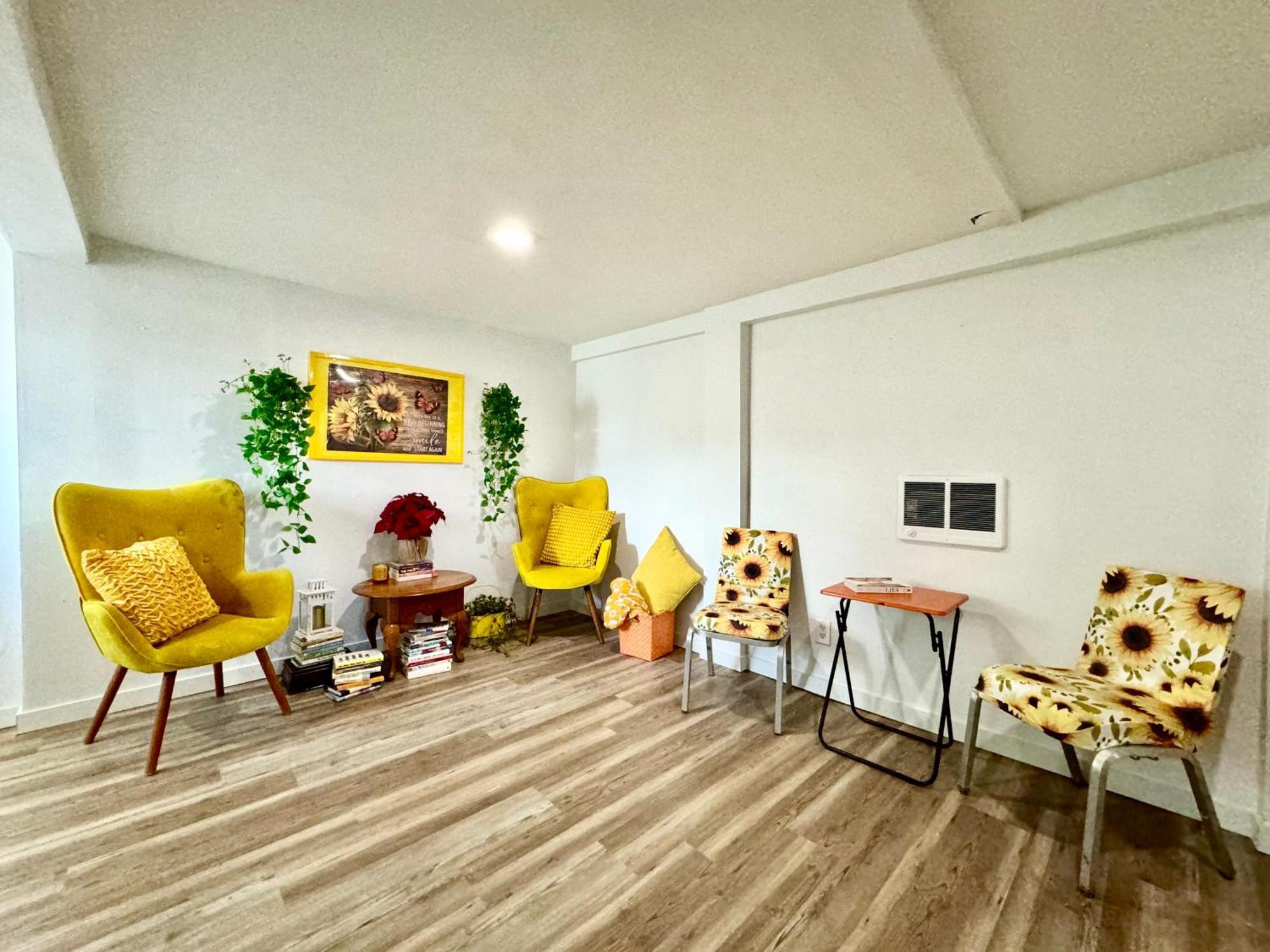 Homestay Tiny Private At The Upper Level Of A Big House With Shared Bathroom