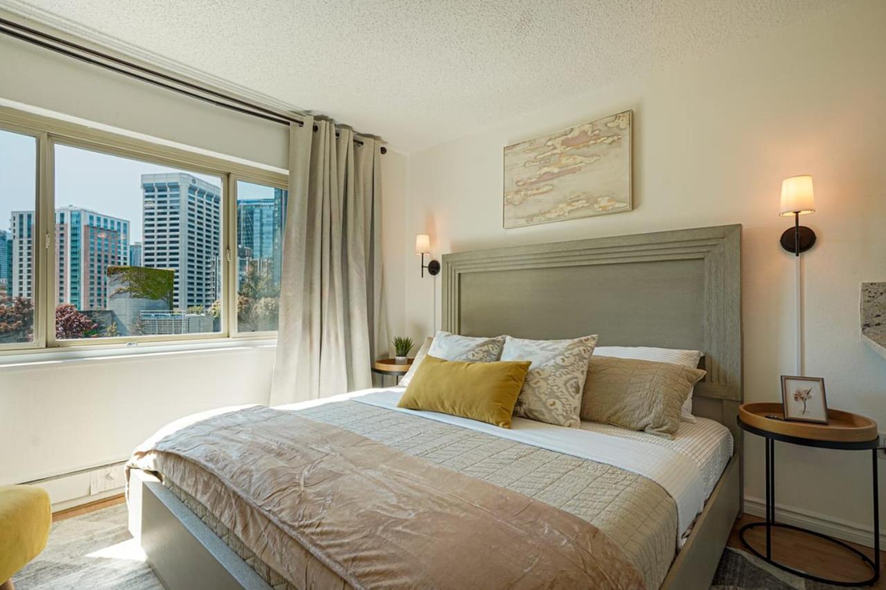 Luxury Downtown King Bed View *