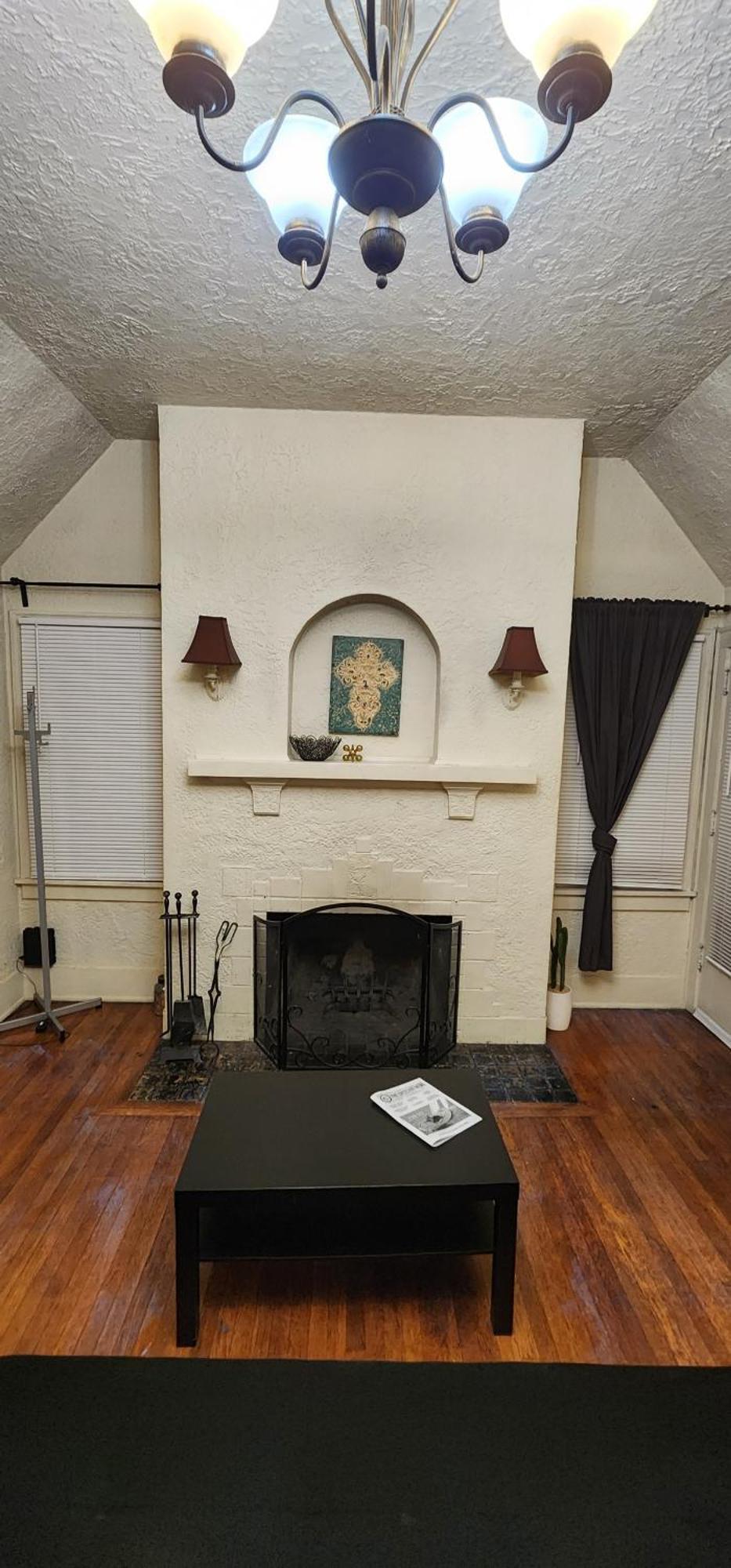 Charming Tudor Union Uw Downtown Apartment