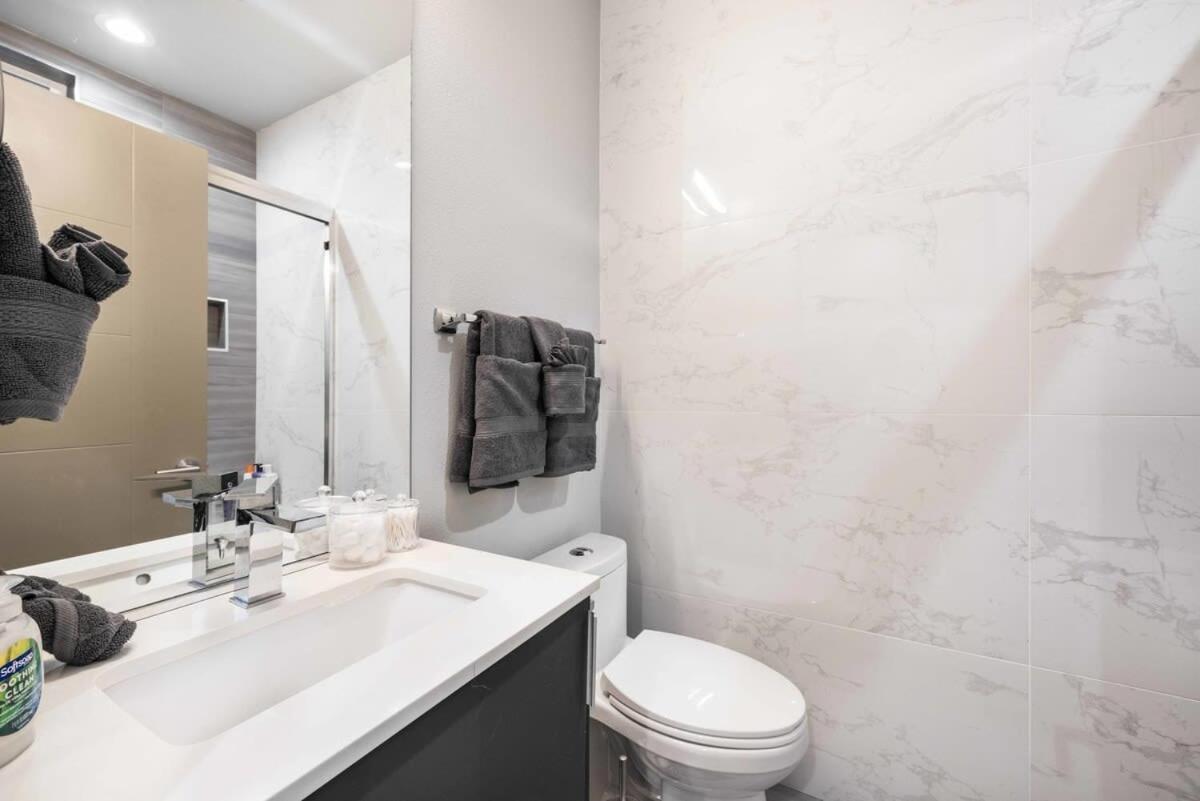 Newly Modern 2b2b Near Seatac - Golf Course Holiday home *
