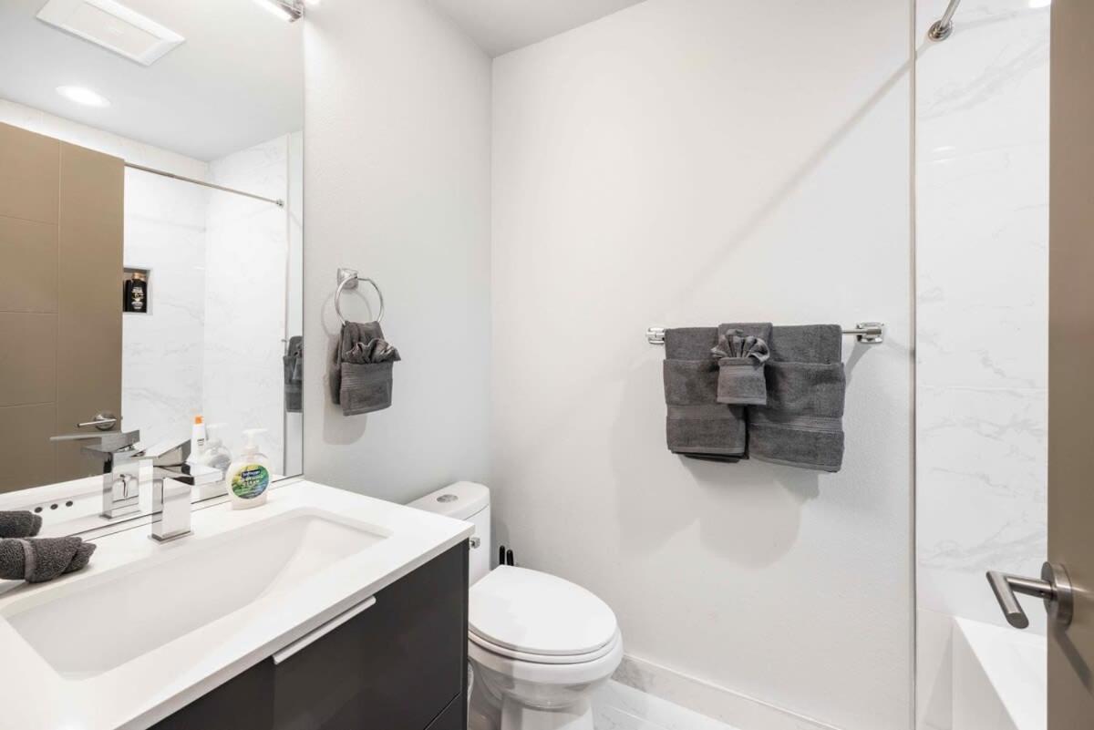 Newly Modern 2b2b Near Seatac - Golf Course