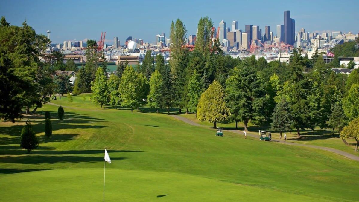 Newly Modern 2b2b Near Seatac - Golf Course Holiday home *