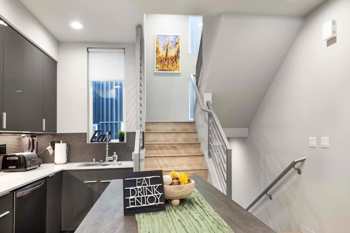 Newly Modern 2b2b Near Seatac - Golf Course
