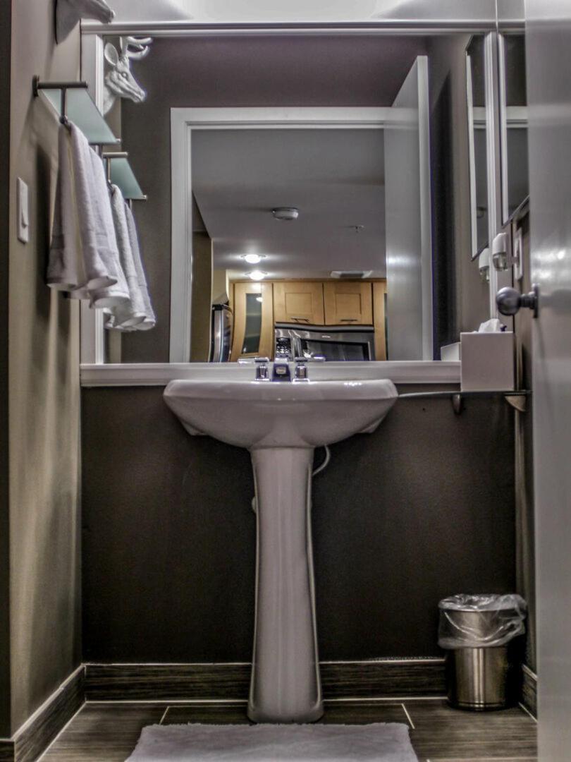 Penthouse Downtown, Top Floor 4 Beds, 2baths Apartment *