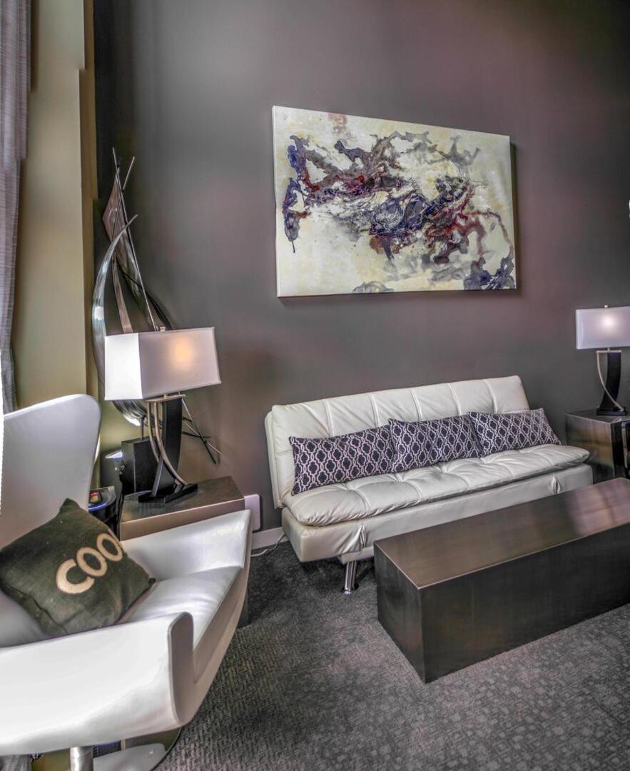 Penthouse Downtown, Top Floor 4 Beds, 2baths *