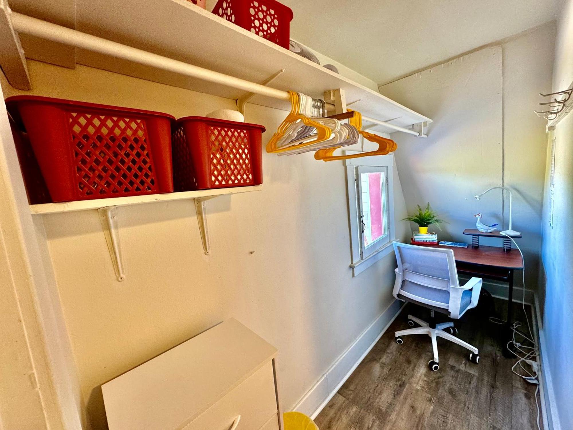 Homestay Tiny Private At The Upper Level Of A Big House With Shared Bathroom Seattle