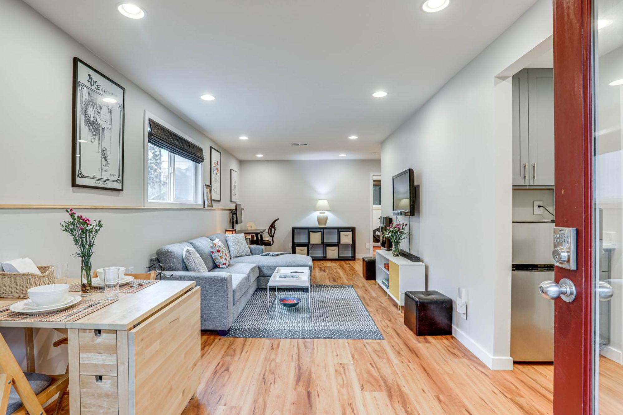 Apartment Modern Near Lake!