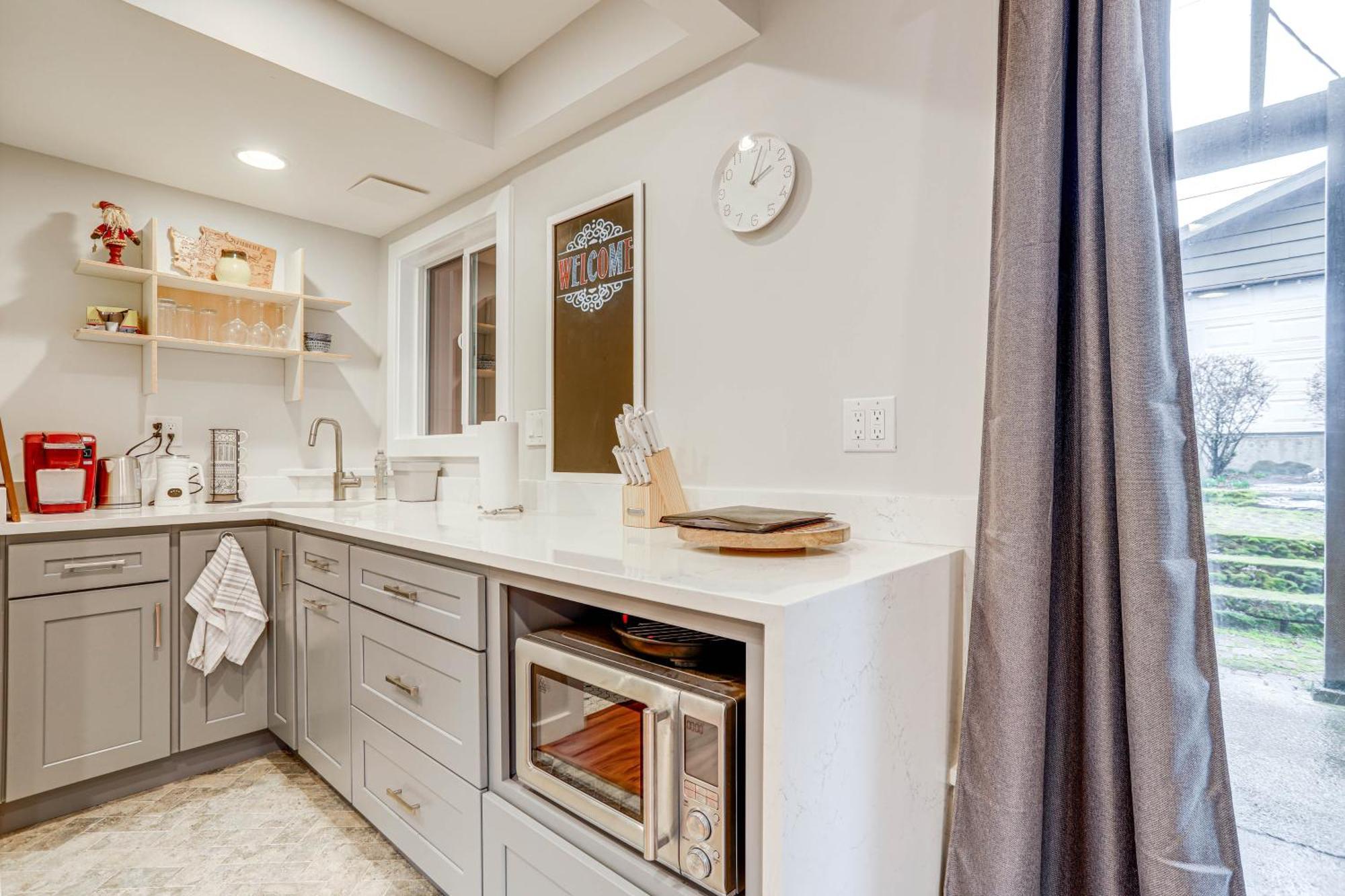 Modern Near Lake!