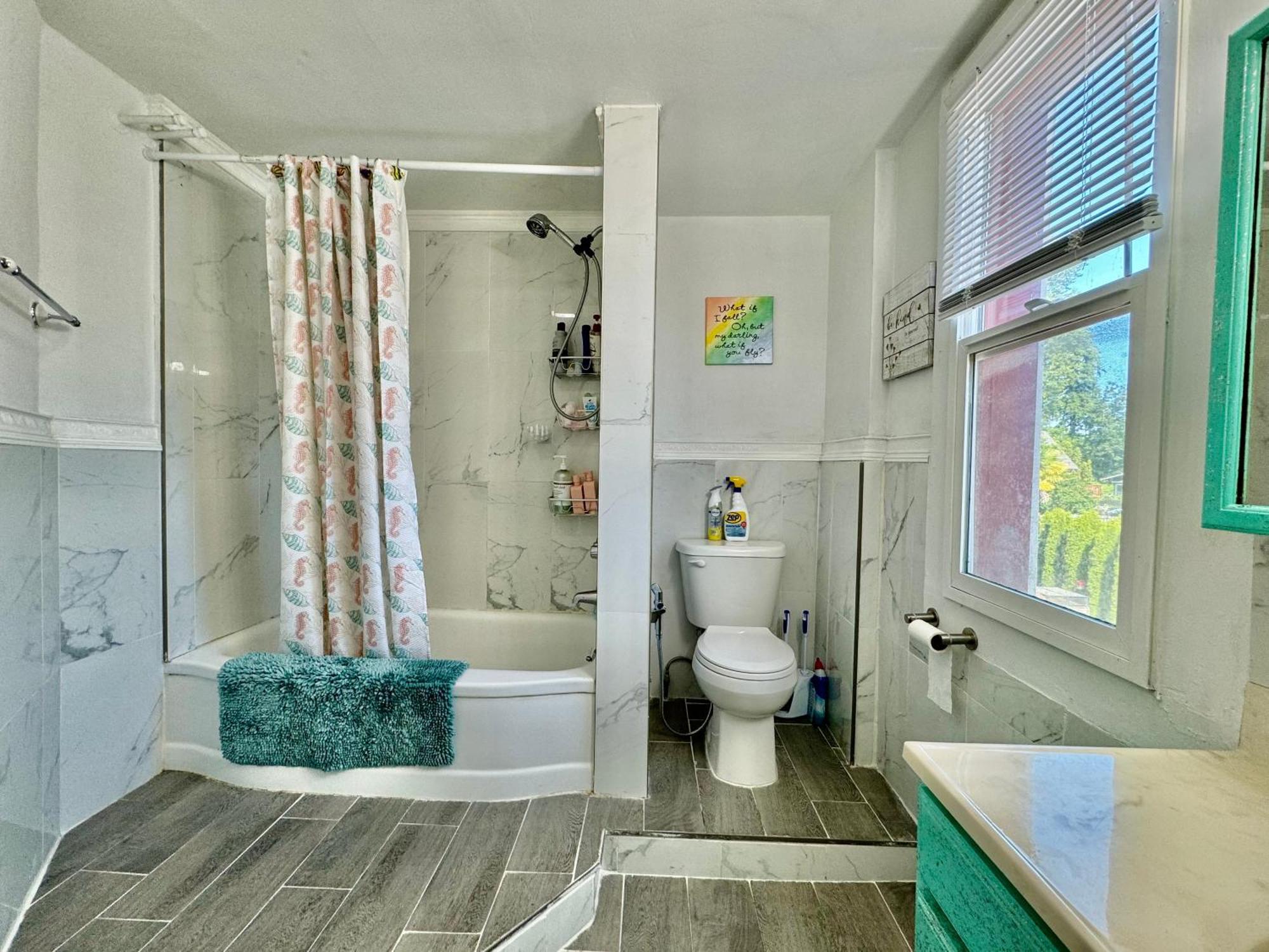 Tiny Private At The Upper Level Of A Big House With Shared Bathroom *