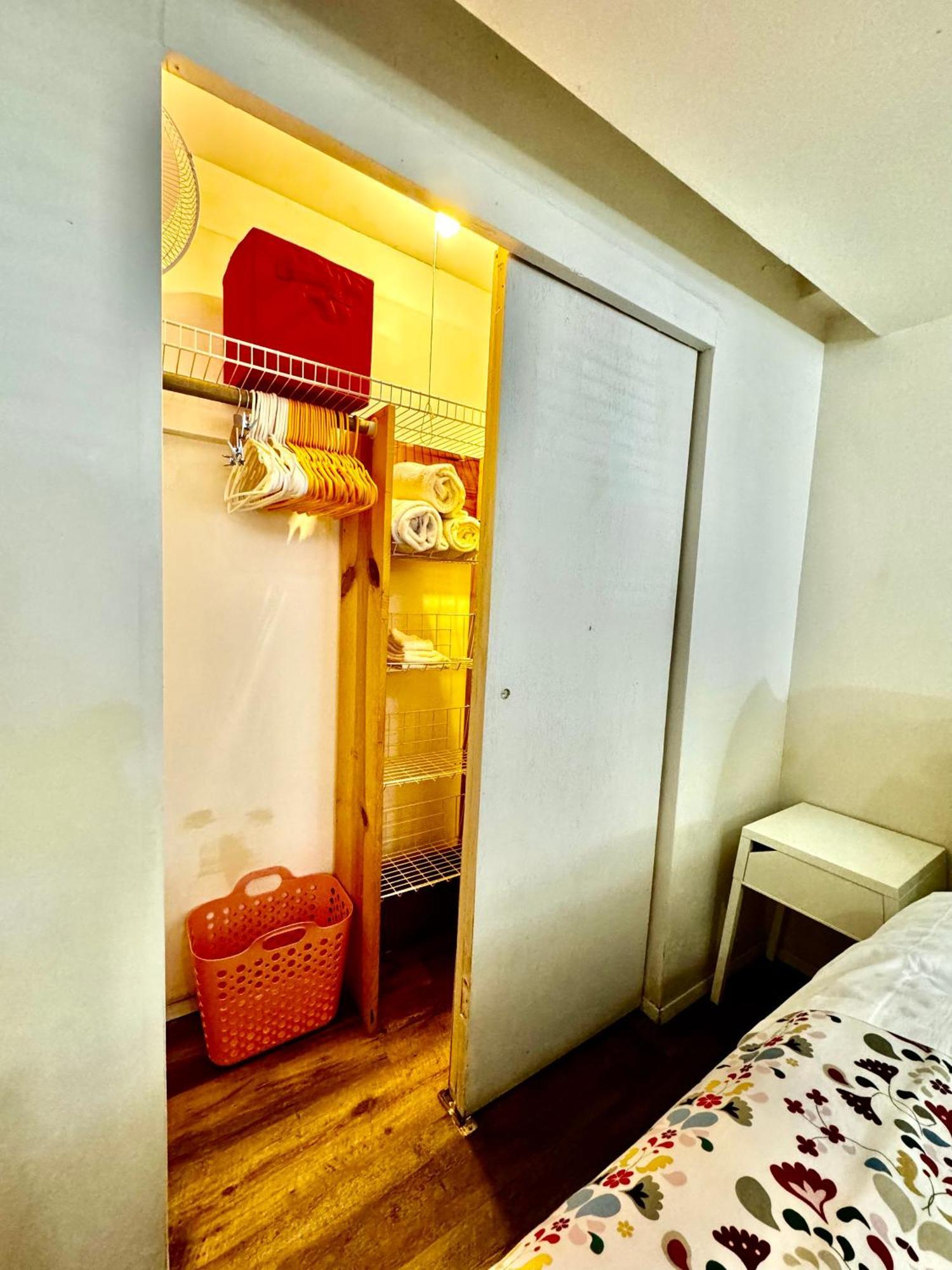 Homestay Cozy Private With Shared Bathroom On The 1st Floor - Conveniently Located Near Seatac Airport And Downtown Seattle