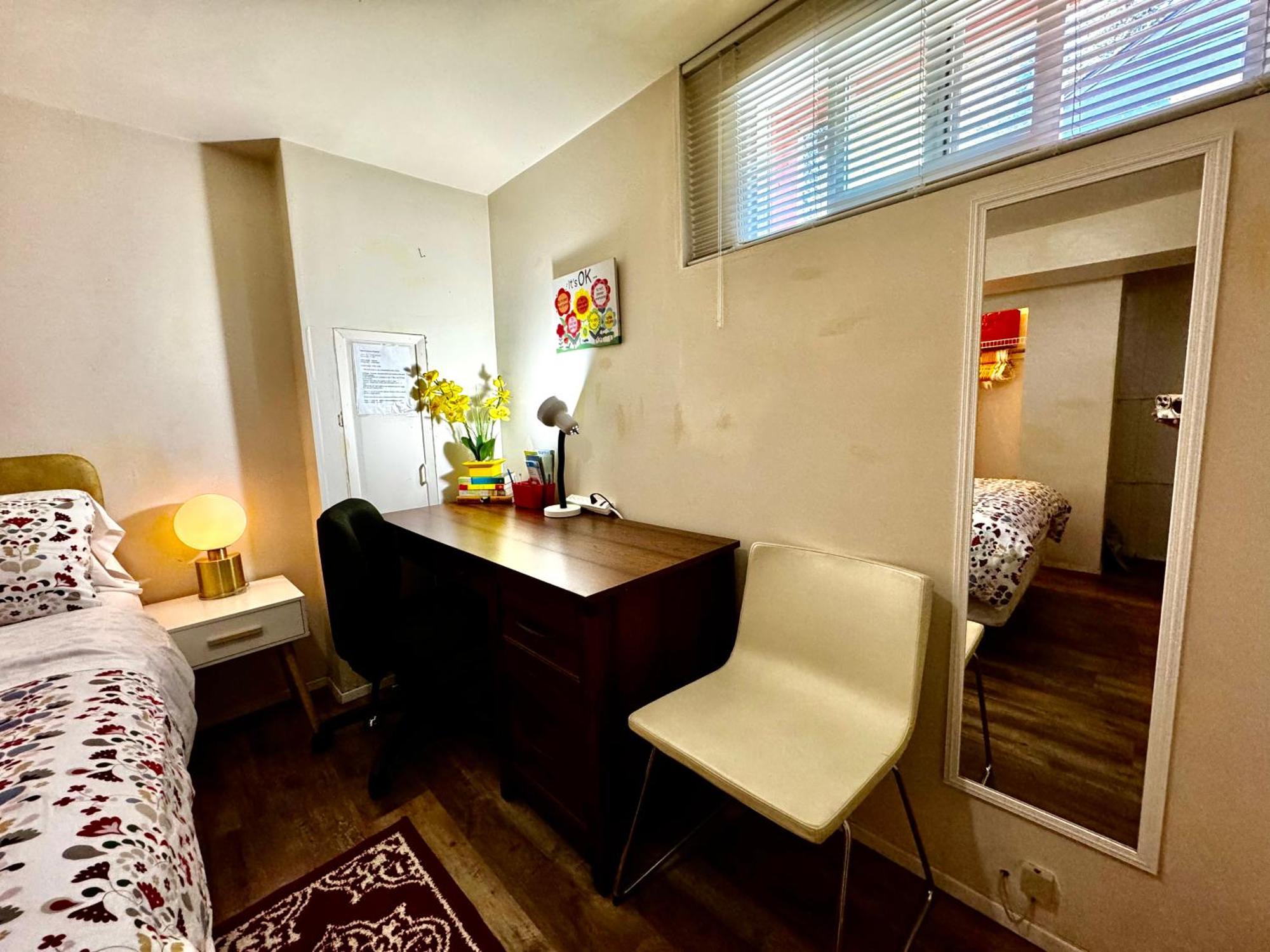 Cozy Private With Shared Bathroom On The 1st Floor - Conveniently Located Near Seatac Airport And Downtown Homestay *