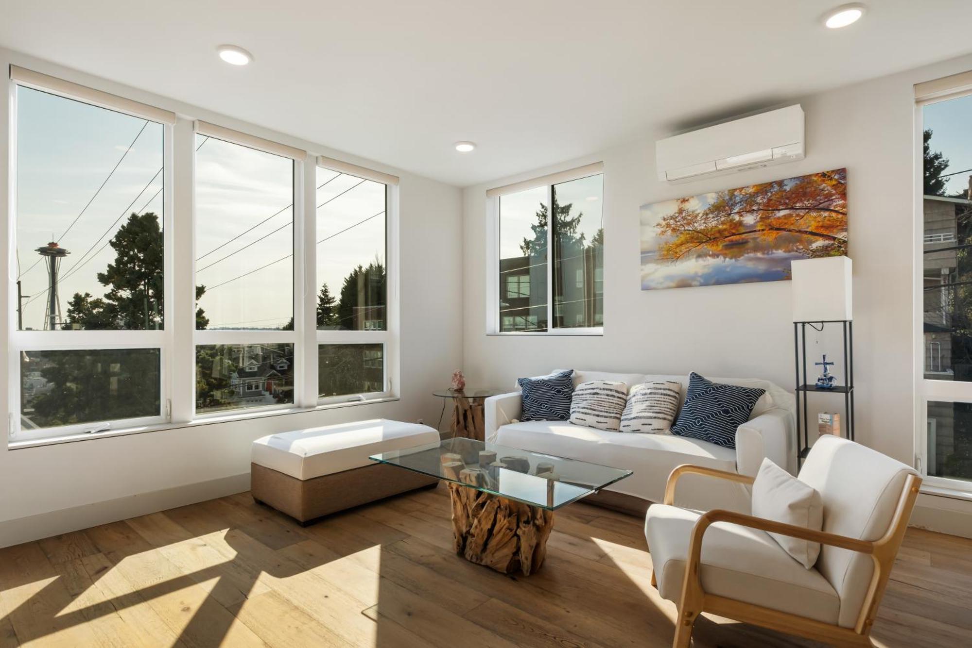 Modern Townhome With Space Needle View Apartment