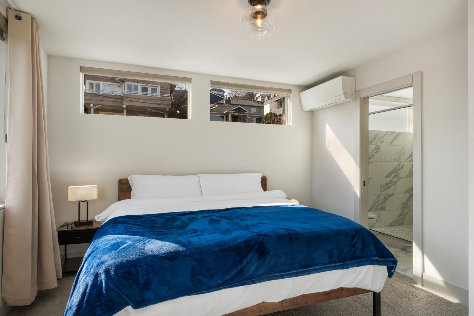 Modern Townhome With Space Needle View Apartment *