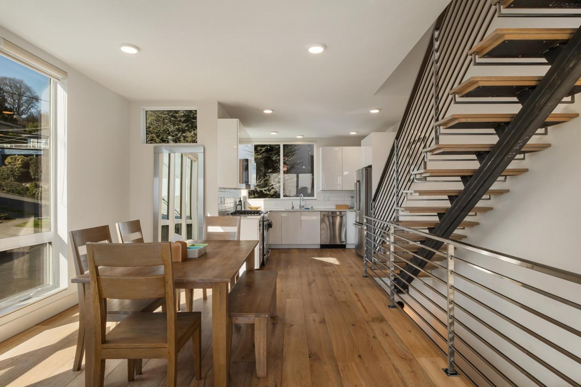 Modern Townhome With Space Needle View