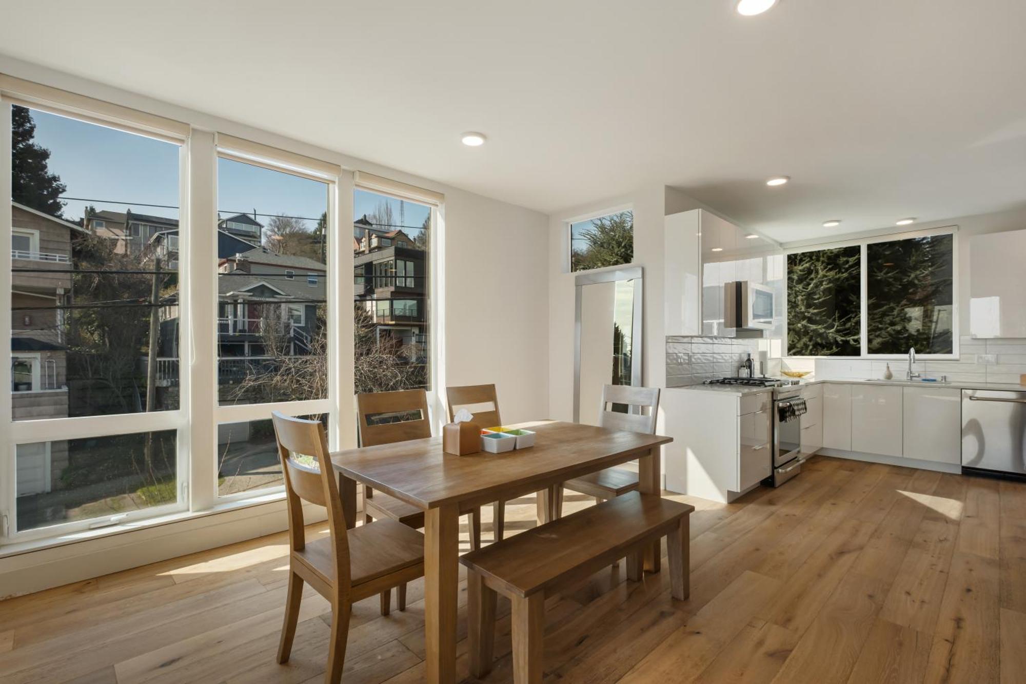 Modern Townhome With Space Needle View Apartment