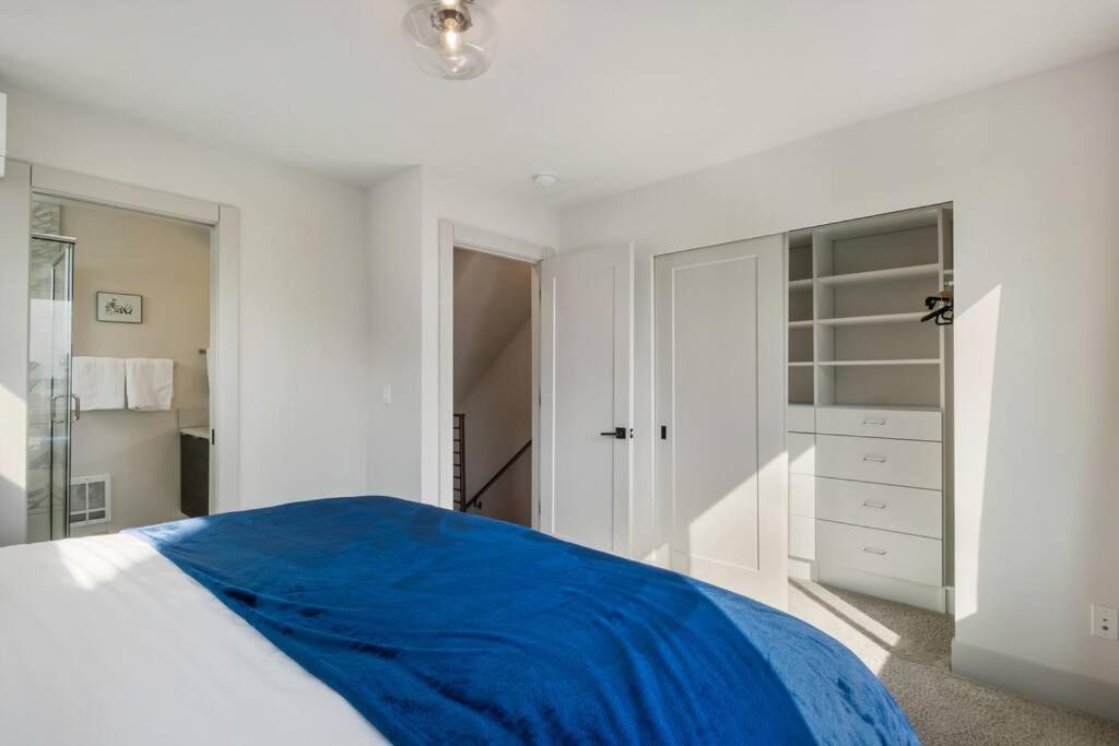 Modern Townhome With Space Needle View *