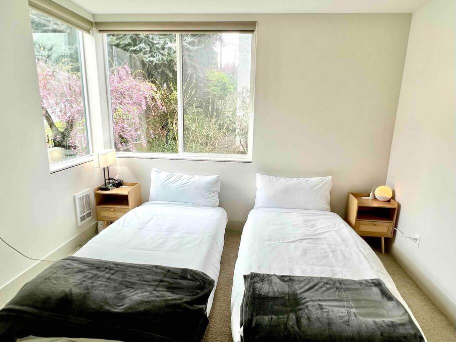 Modern Townhome With Space Needle View Apartment *