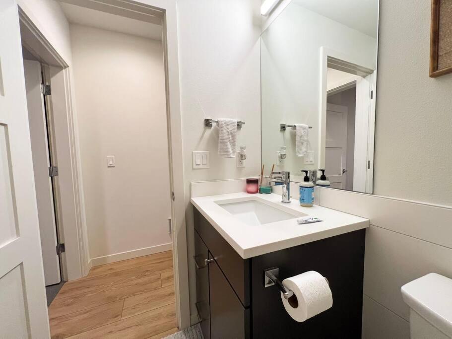 Modern 2 Bedroom Townhome *