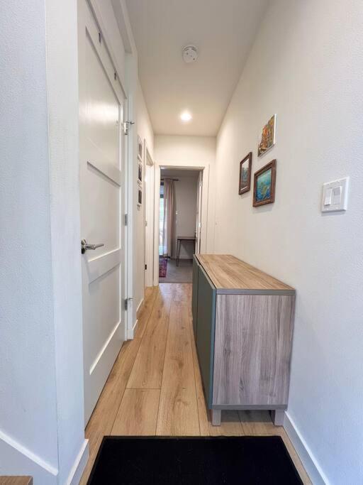 Modern 2 Bedroom Townhome * Seattle