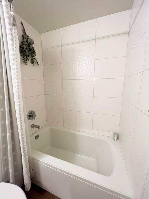 Modern 2 Bedroom Townhome Apartment *