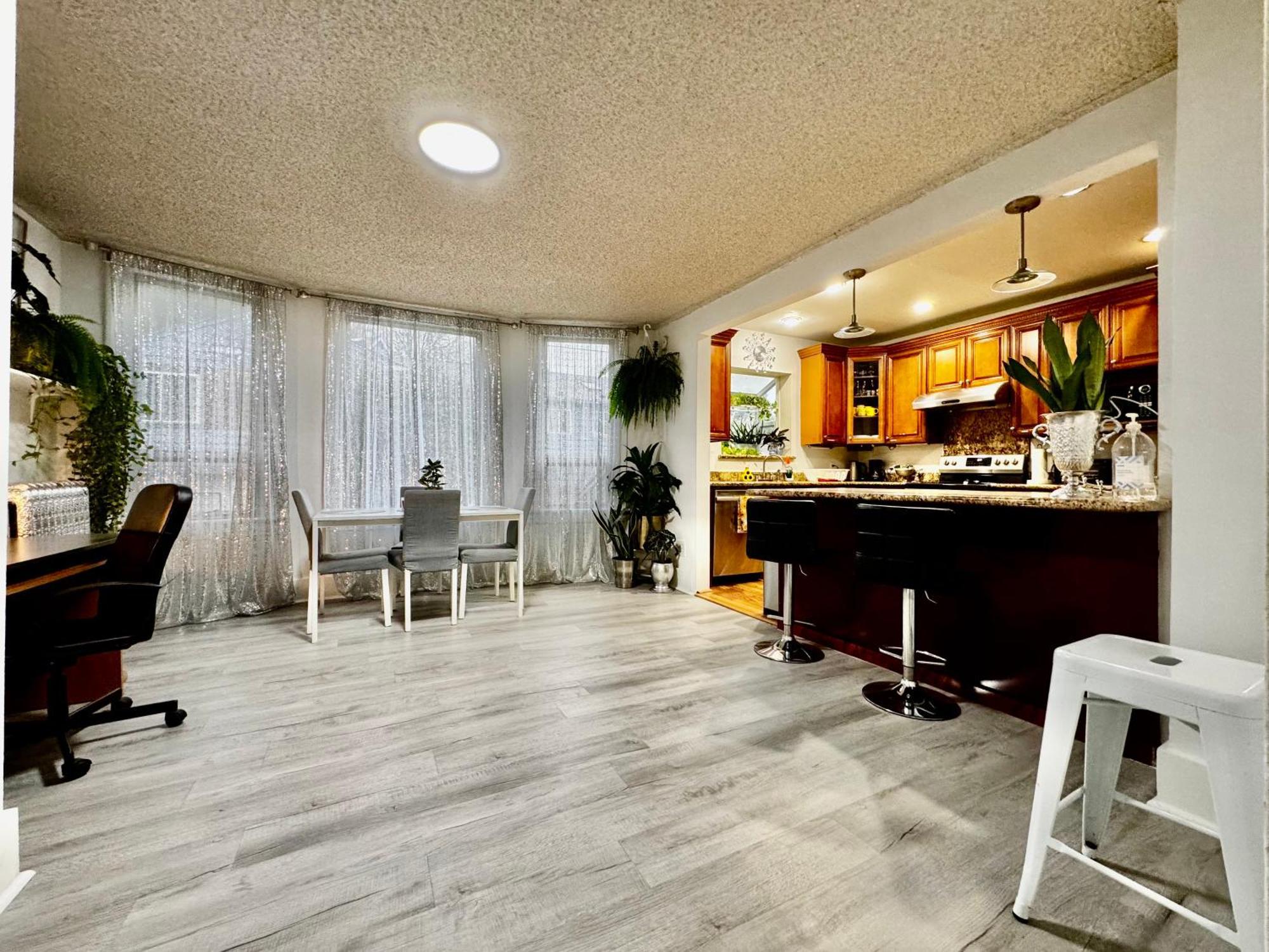 With 2 Bedrooms A King Bed Queen Bed And An Extra Sofa Bed Located 10 Minutes From Seatac Airport And 20 Minutes From Downtown Holiday home Seattle