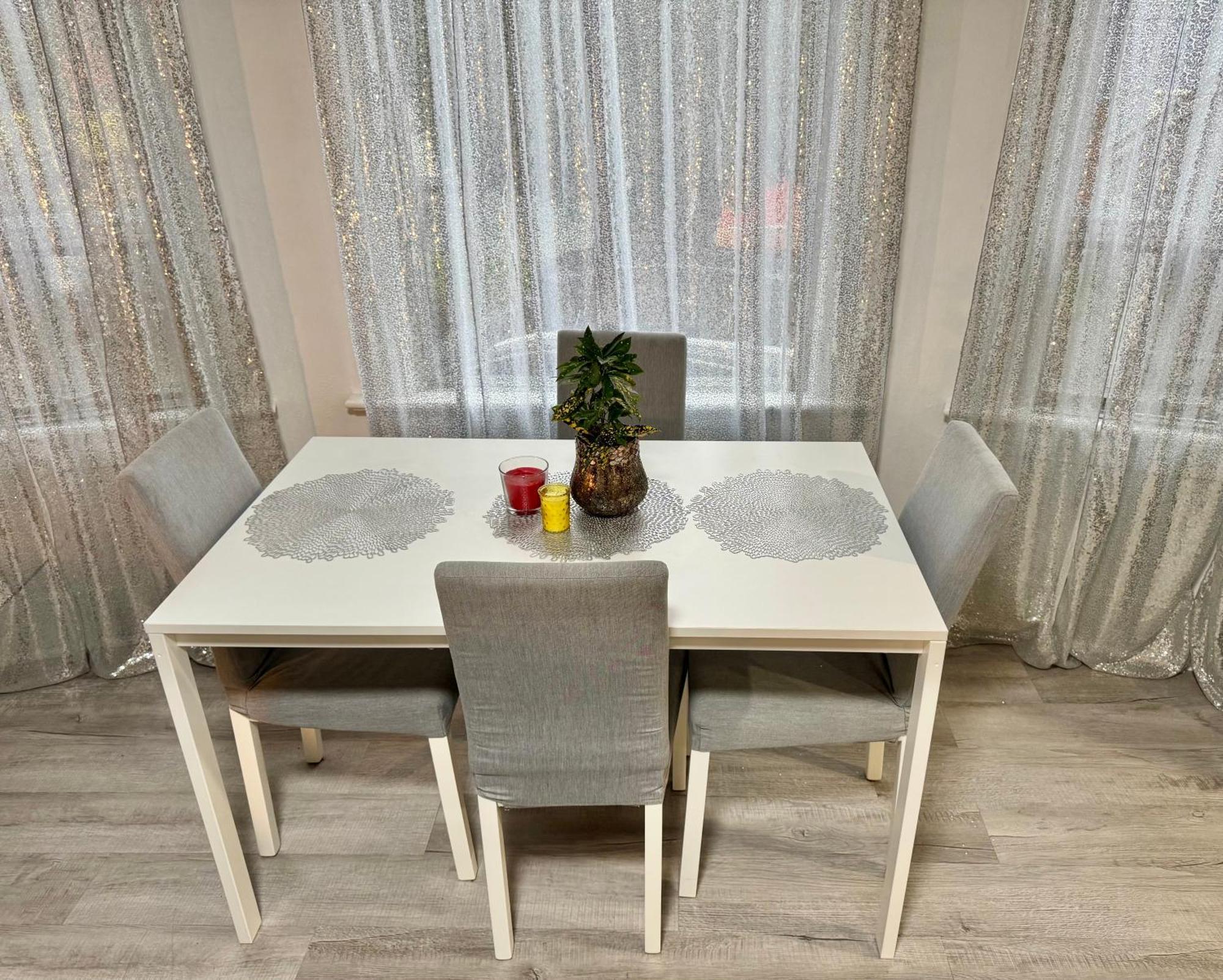 With 2 Bedrooms A King Bed Queen Bed And An Extra Sofa Bed Located 10 Minutes From Seatac Airport And 20 Minutes From Downtown Holiday home Seattle