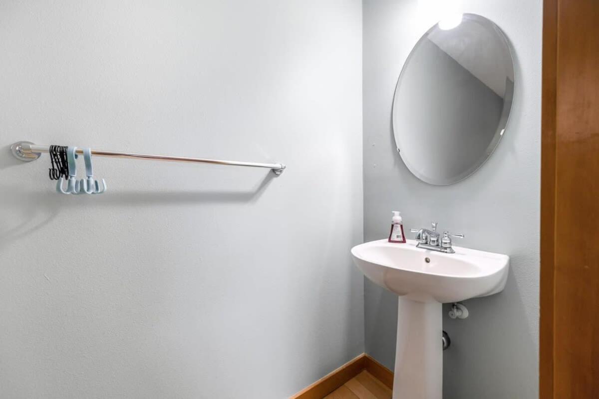 Urban Oasis- Central 2 Bedroom Unit, Walking Distance To Seattle's Top Attractions * Seattle
