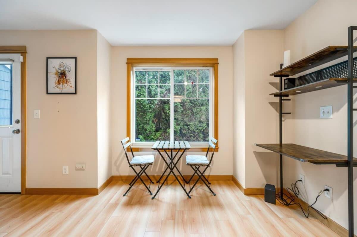 Urban Oasis- Central 2 Bedroom Unit, Walking Distance To Seattle's Top Attractions *