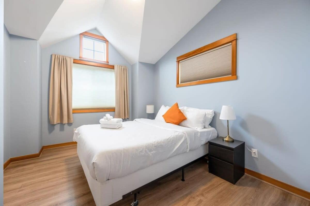 Urban Oasis- Central 2 Bedroom Unit, Walking Distance To Seattle's Top Attractions *