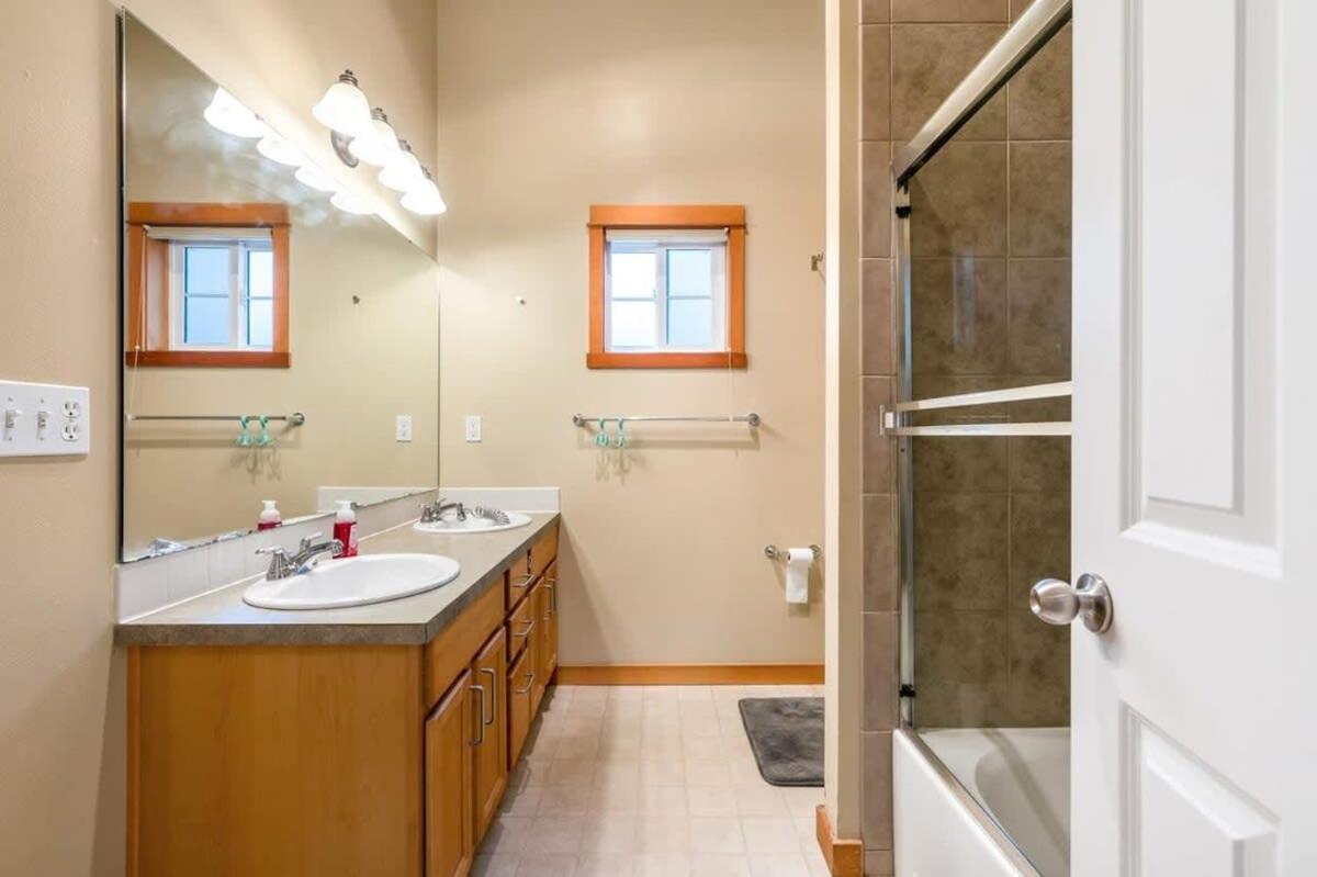 Urban Oasis- Central 2 Bedroom Unit, Walking Distance To Seattle's Top Attractions * Seattle