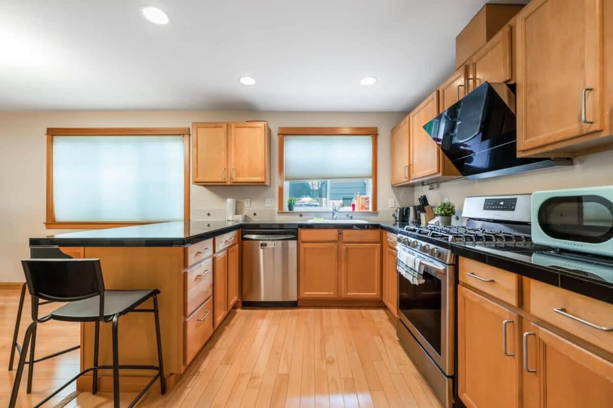 Urban Oasis- Central 2 Bedroom Unit, Walking Distance To Seattle's Top Attractions