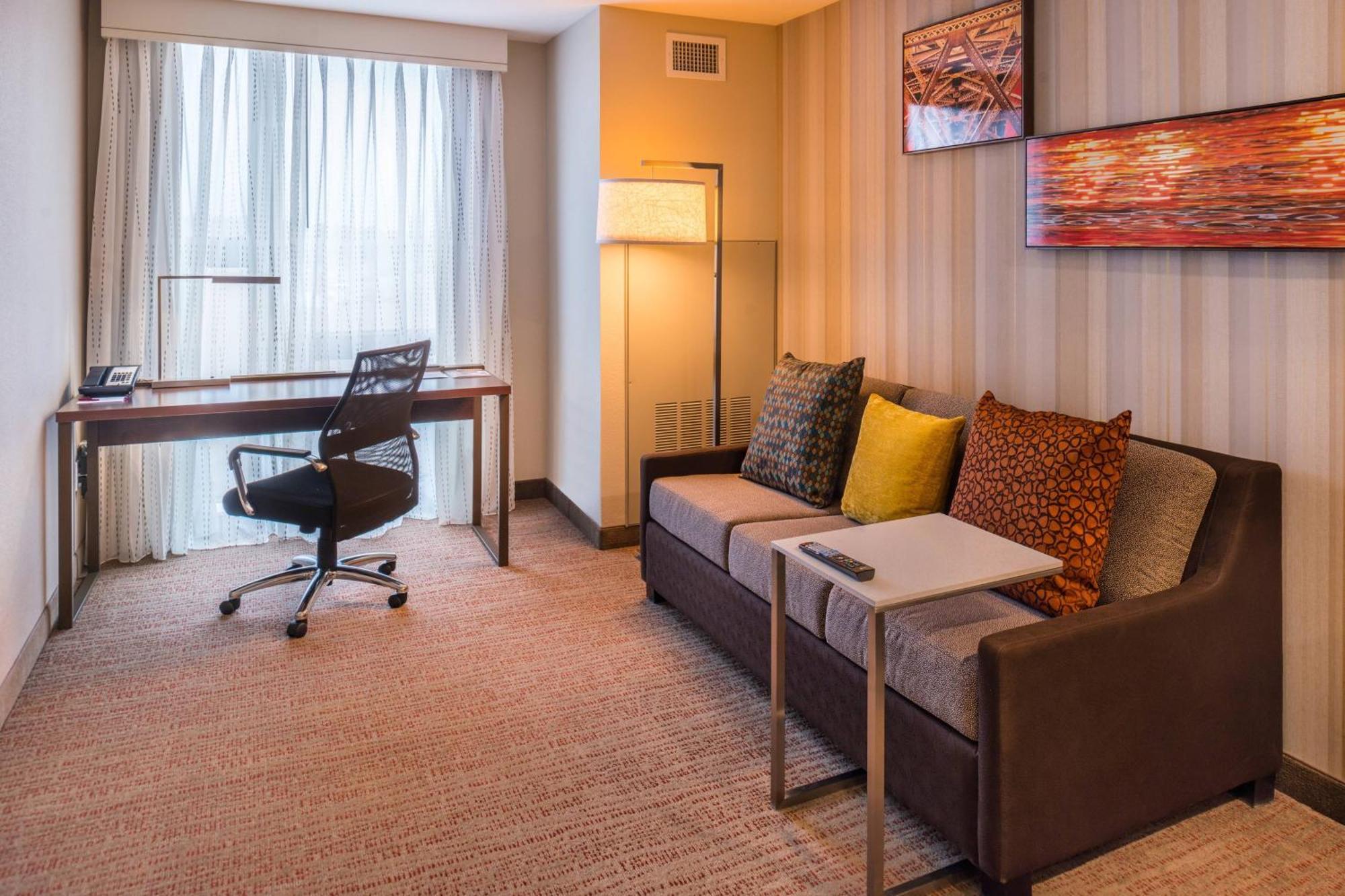 Hotel By Marriott District 3*