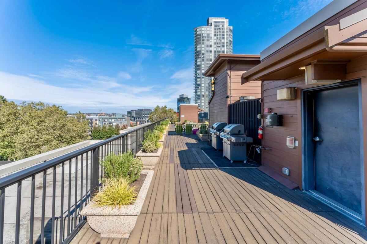 Apartment Rooftop W Space Needle View - Free Garage Parking *