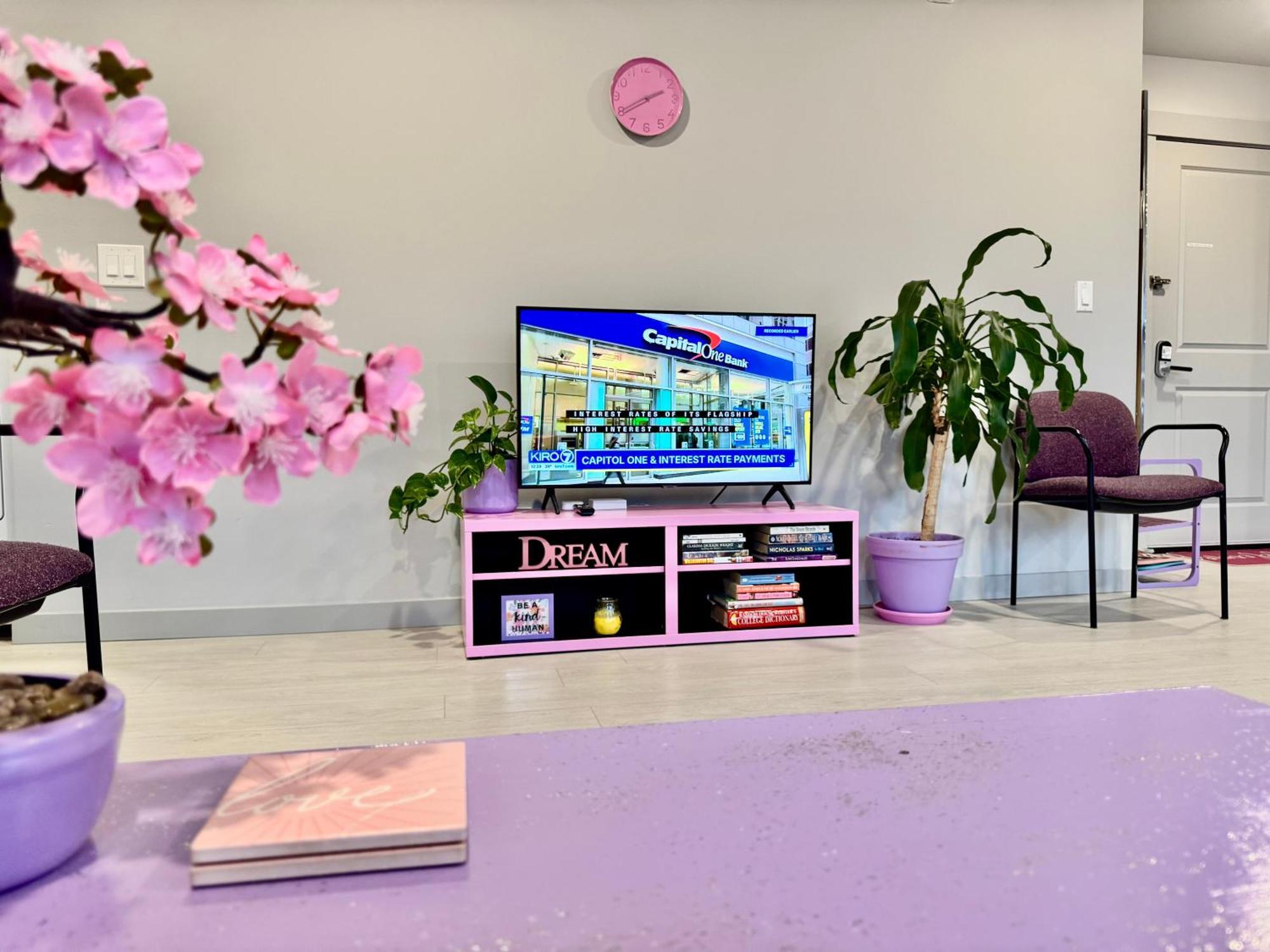 Alki Oasis: Modern Near & Downtown Apartment