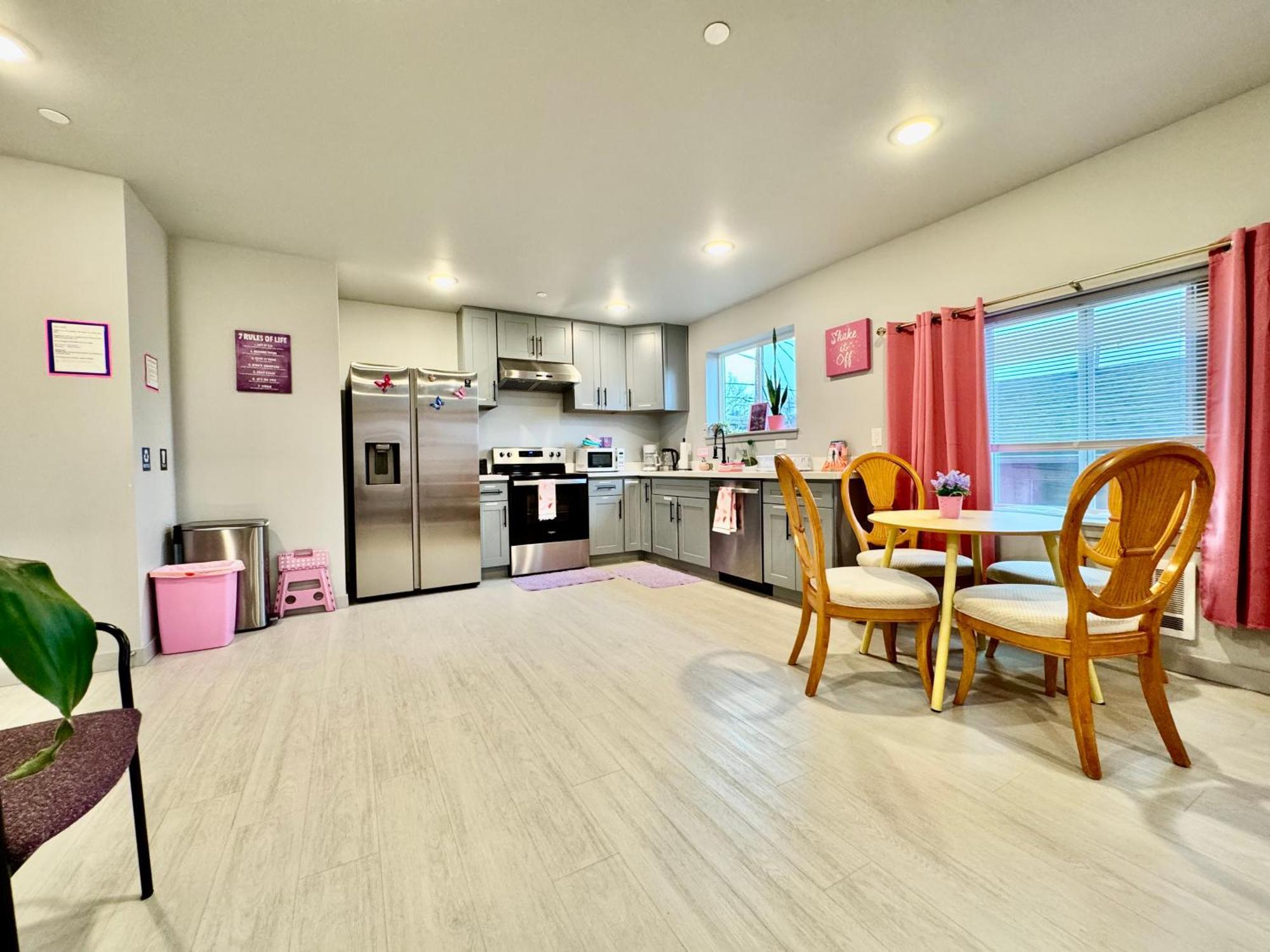 Alki Oasis: Modern Near & Downtown Apartment *