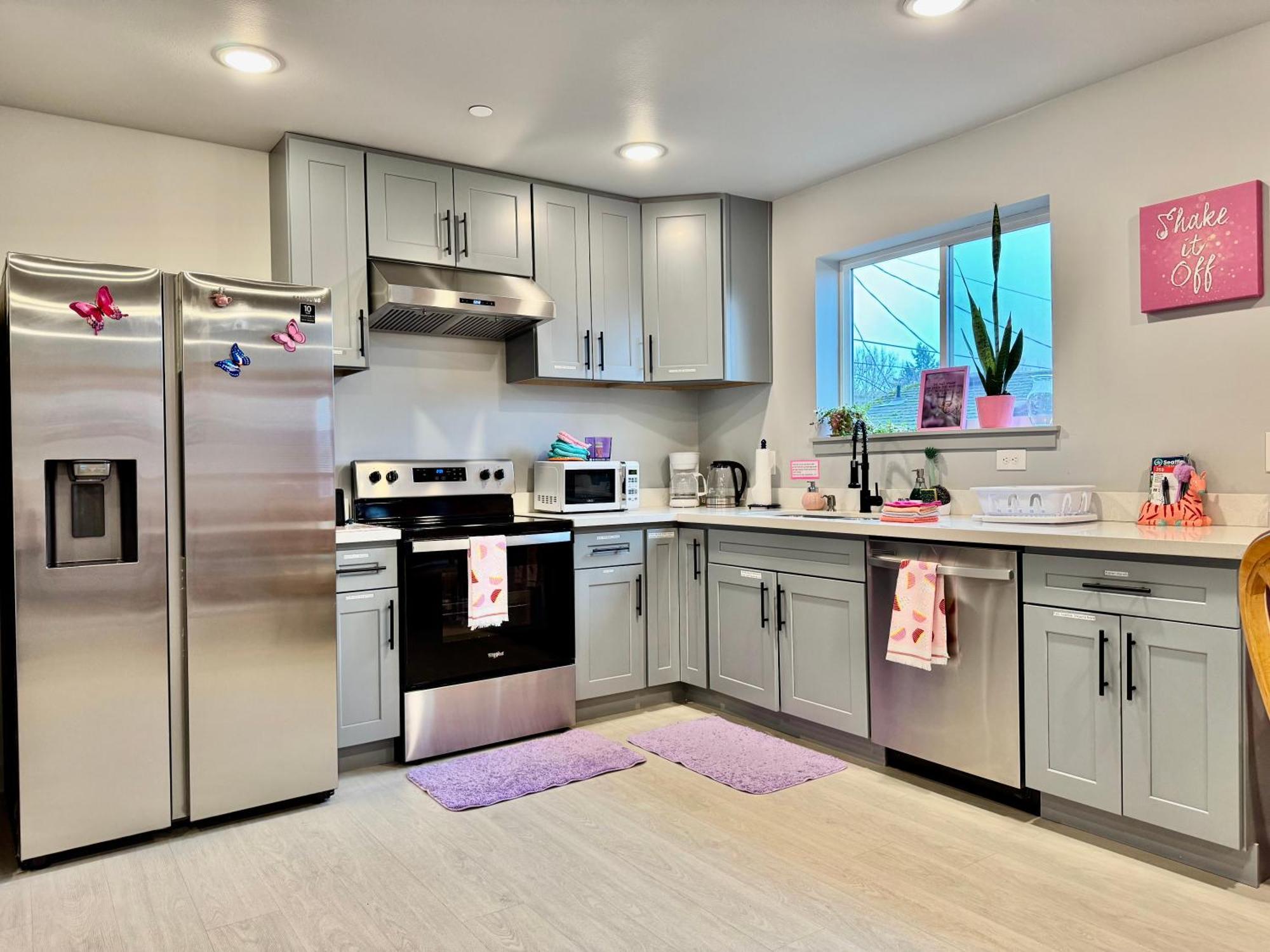 Alki Oasis: Modern Near & Downtown Apartment