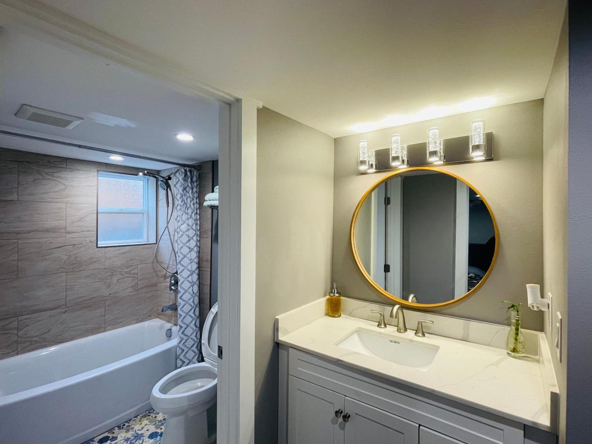 1st Line C Full Modern Remodeled * Seattle