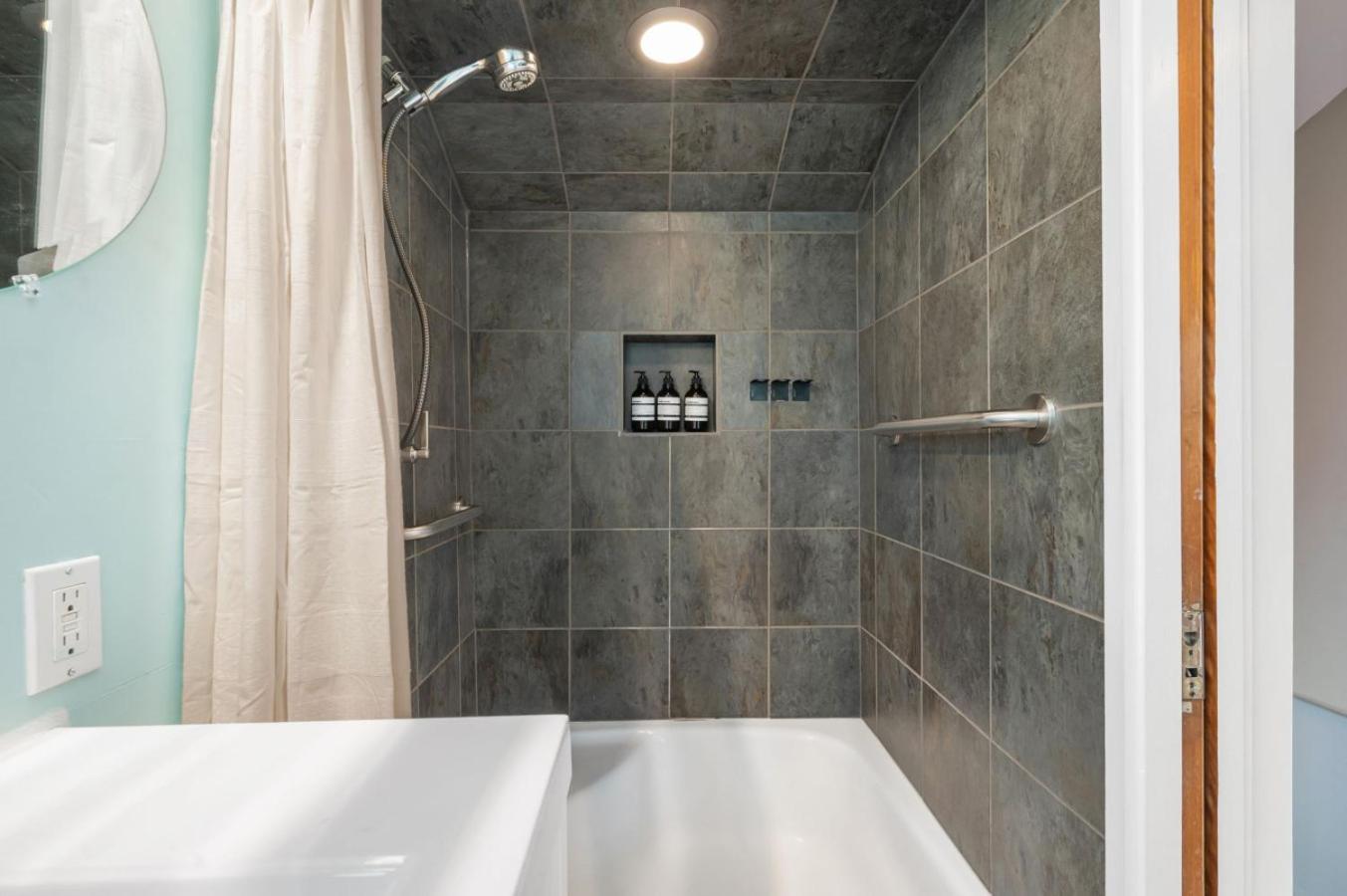 3br 3ba Kerry Park Retreat In Queen Anne *