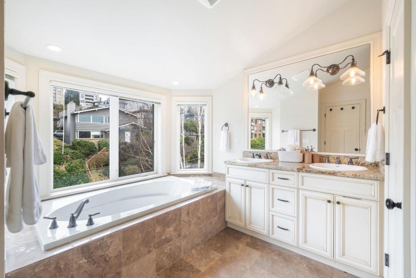 3br 2ba Kinnear Townhouse In Queen Anne, * Seattle