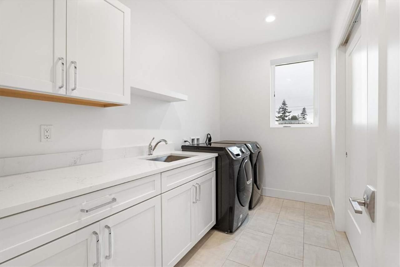 New House With Chef's Kitchen And Spa-like