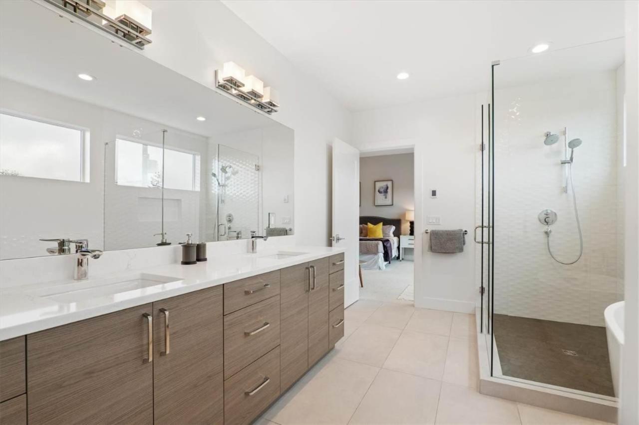 New House With Chef's Kitchen And Spa-like