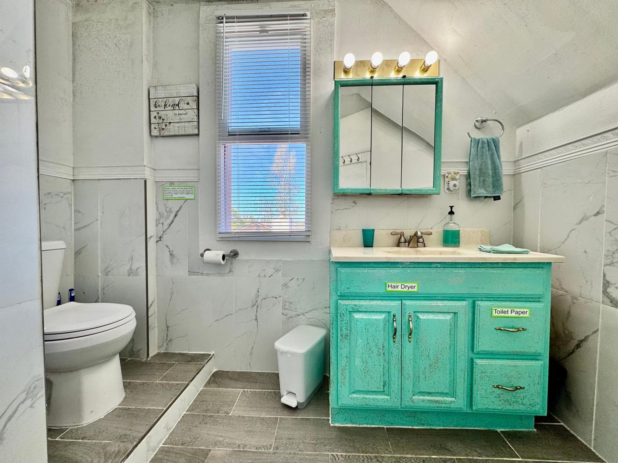 Private On The 1st Floor With Shared Bathroom Near Airport And Downtown Seattte