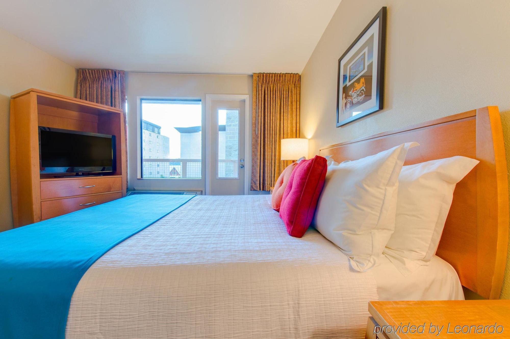Staypineapple, Inn, District 3*