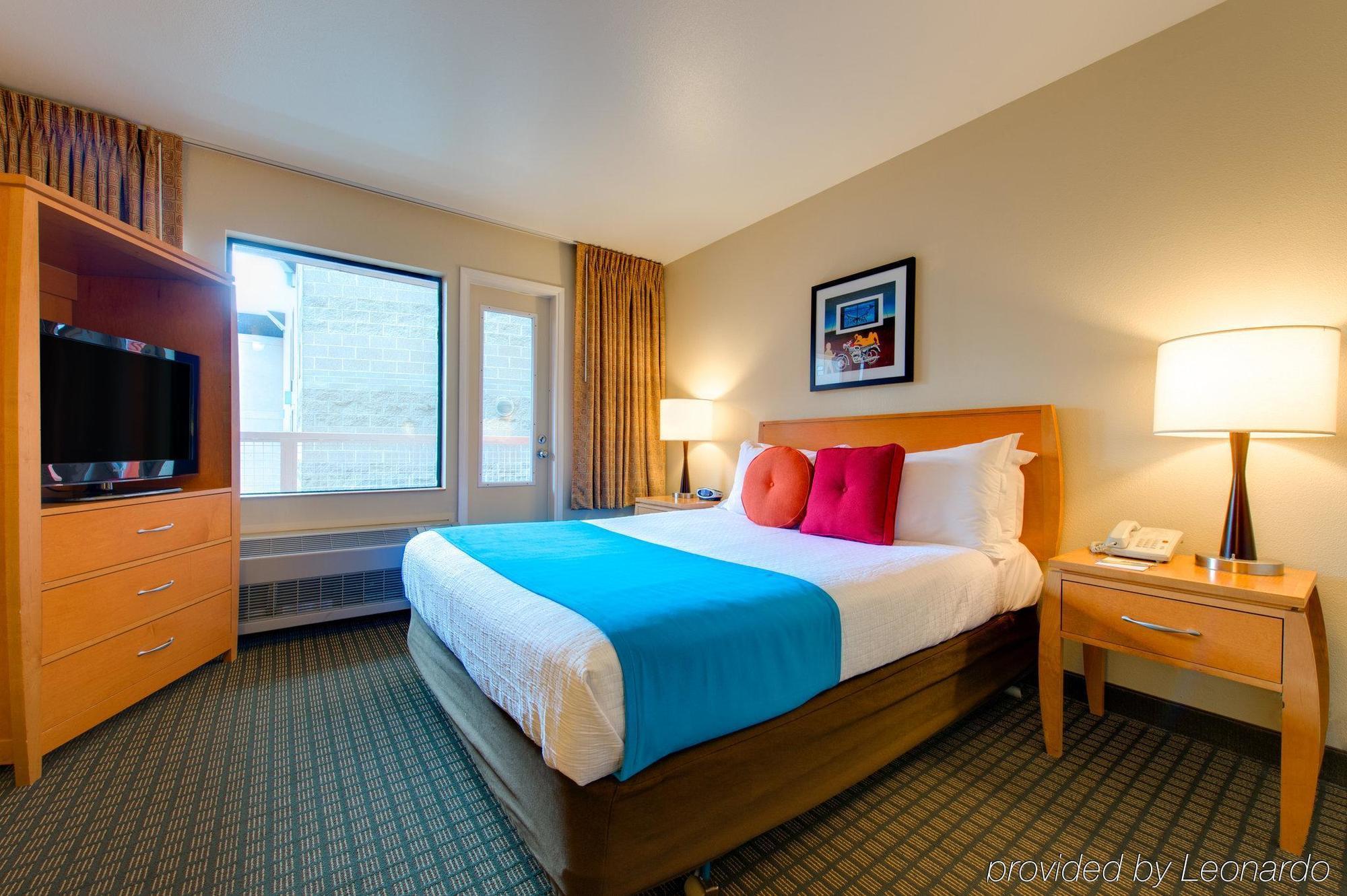 Staypineapple, Inn, District