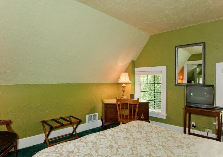 Bacon Mansion 3*
