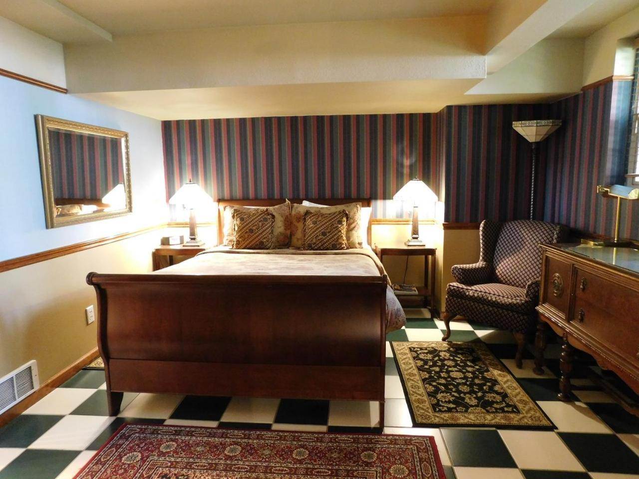Bacon Mansion 3*