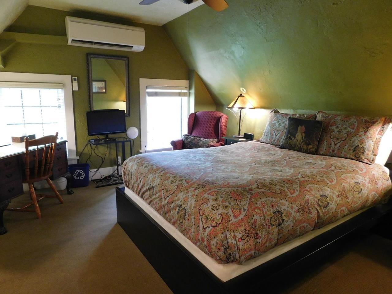 Bed & Breakfast Bacon Mansion 3*
