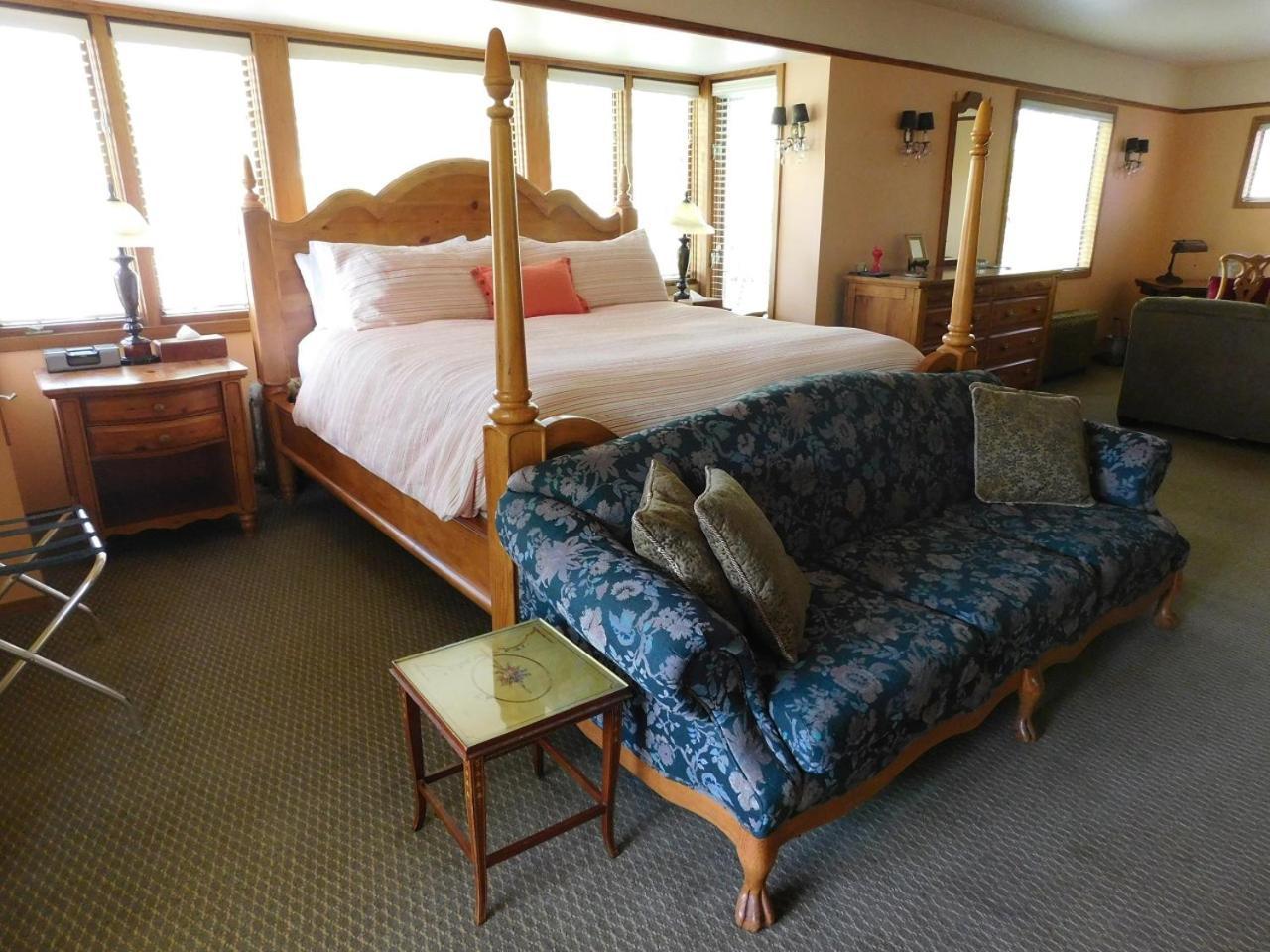 Bacon Mansion 3*